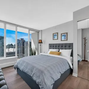 Spacious Dt 2-bdr High-rise With View, Pool, Gym Apartment Vancouver