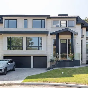 Villa Luxury 6 Bedrooms With Spacious Indoor, Toronto