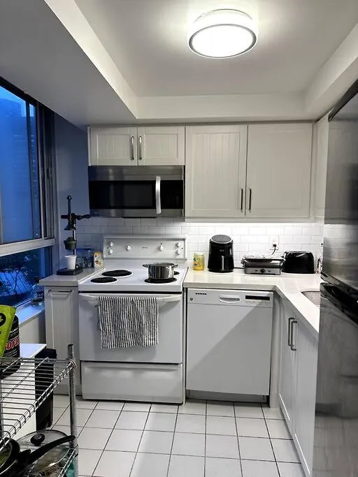 Apartment Best Location In Downtown- Walking To Eaton Centre, Nathan Phillips Square, Yonge-Dundas, Ikea,Transit Toronto