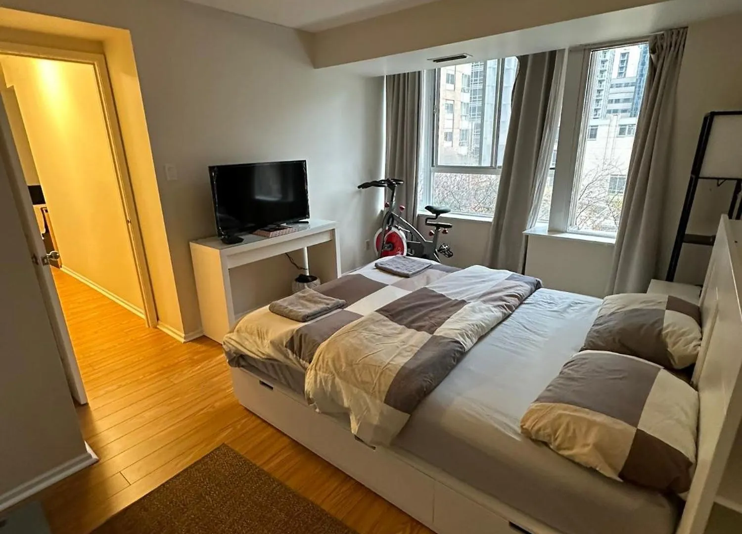 Best Location In Downtown- Walking To Eaton Centre, Nathan Phillips Square, Yonge-Dundas, Ikea,Transit Toronto